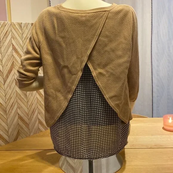 The Limited Women's Tan Knitted 3/4 Sleeves Shirttail Split Back Blouse Size M - Picture 1 of 11